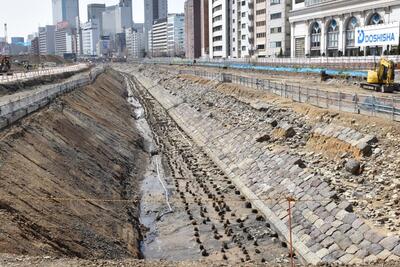 高輪築堤跡　海側石垣沿いの杭列