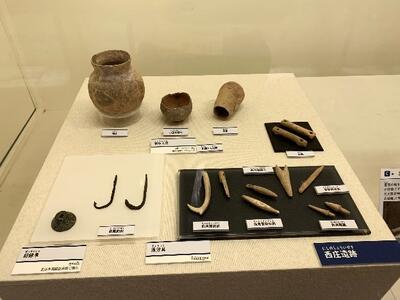 西庄遺跡出土品　左奥が製塩土器