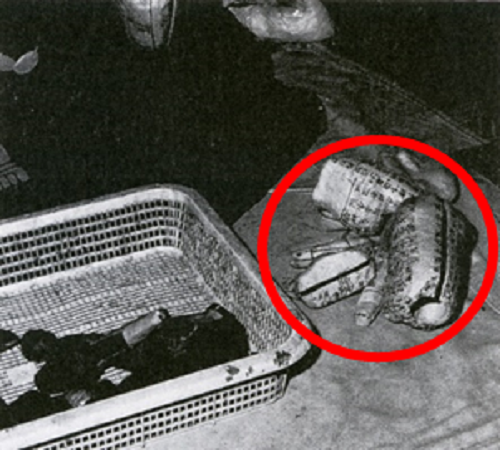 張子人形を作っている様子の写真