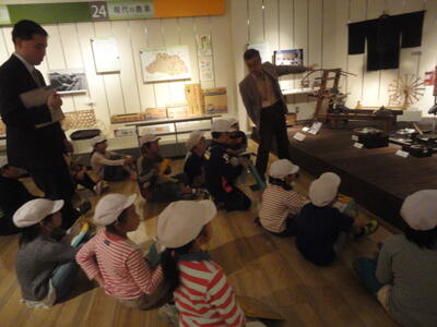 展示解説ボランティアの様子・その２