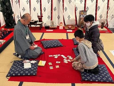 かるた遊びの様子