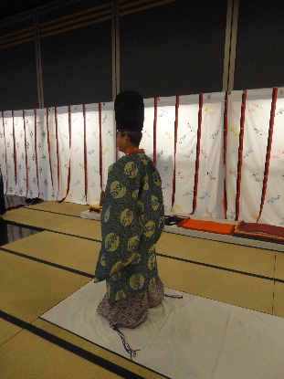 男子装束着装の様子