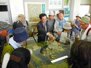 岩槻郷土資料館で岩槻城模型について講師の青木文彦氏から解説を受ける参加者