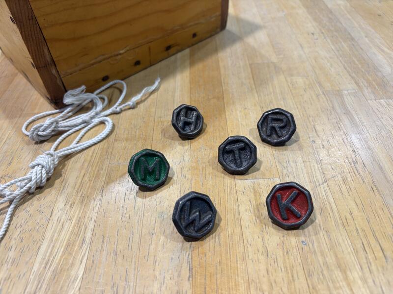 アルファベットが刻まれたベーゴマ