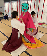 画像：着装体験の様子２